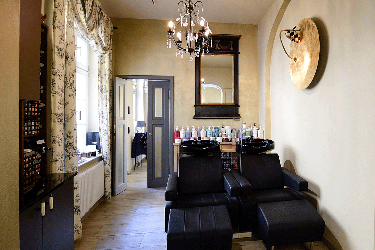 Bereich im Friseur Mozarthaus mit Sesseln und Waschbecken zum Färben und Haare Waschen