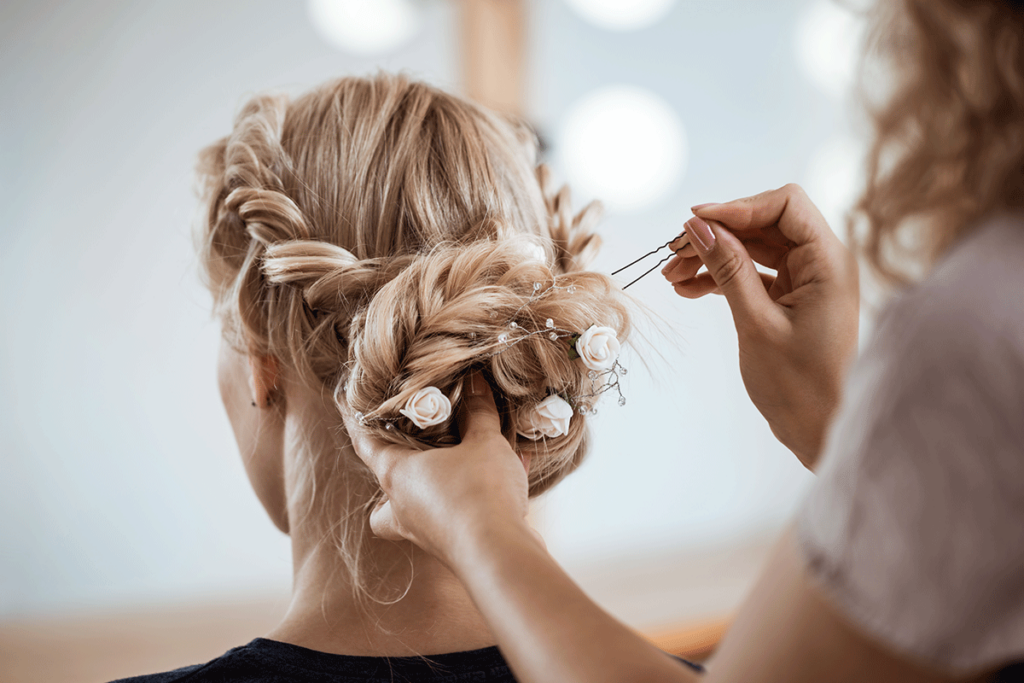 Brautfrisur wird vom Friseur im Mozarthaus zurechtgesteckt