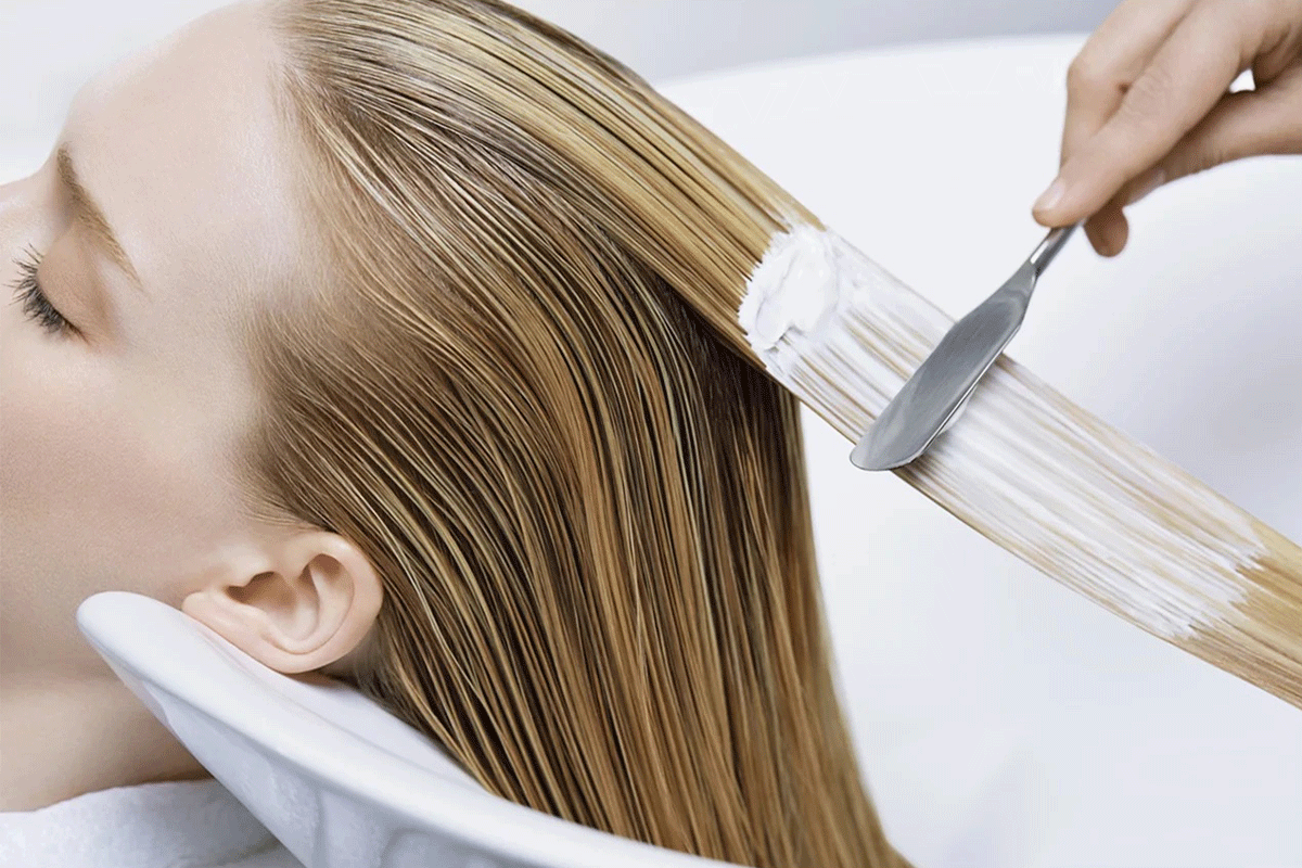 Haarbehandlung auf nassem Haar mit Spachtel und Schaum